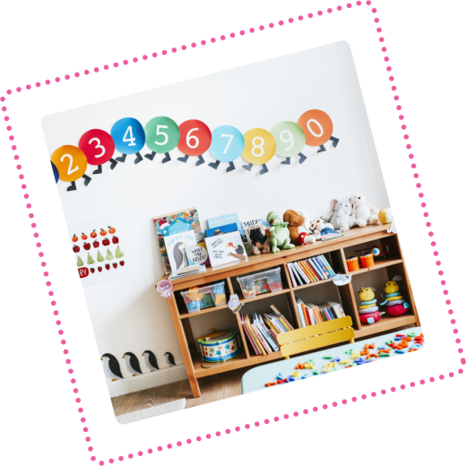 Étagère Montessori à hauteur d'enfant dans la crèche